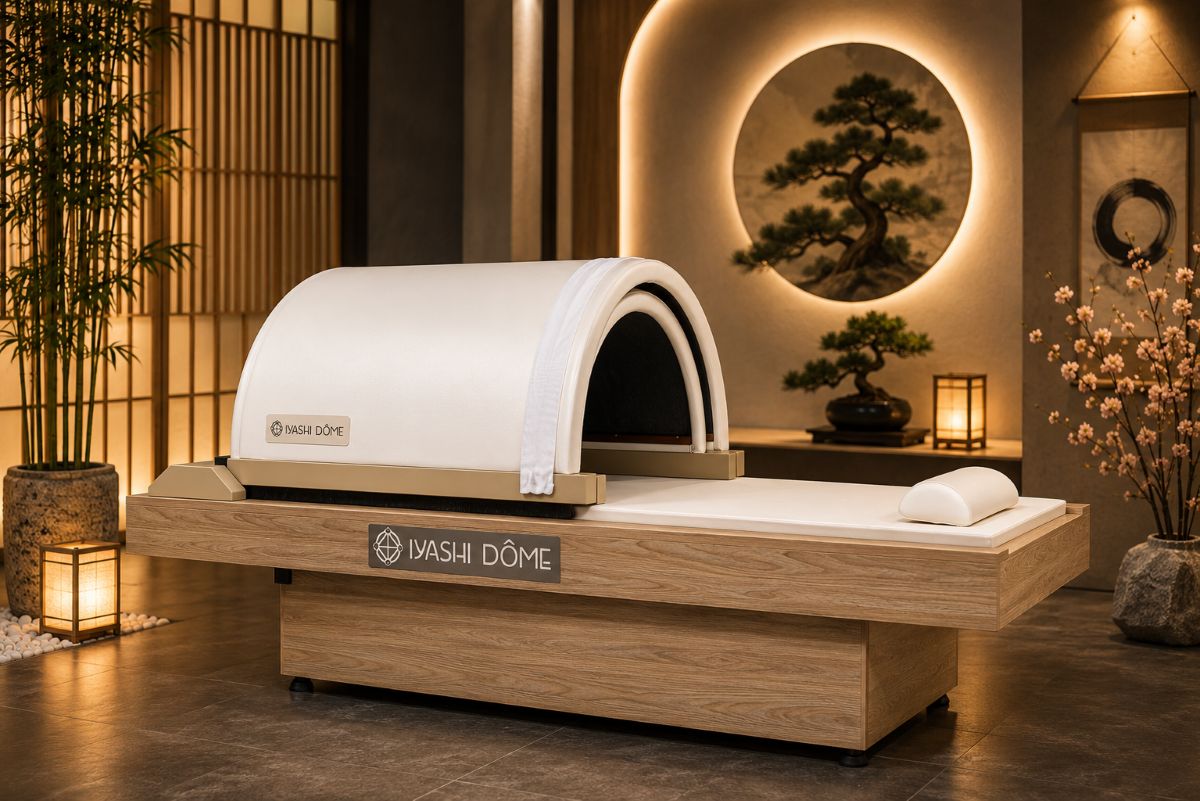 Le Iyashi Dôme® officiel – Technologie japonaise Illustration du Iyashi Dôme® officiel dans un environnement haut de gamme mettant en valeur la qualité de fabrication japonaise, les infrarouges longs et l'authenticité de la technologie.