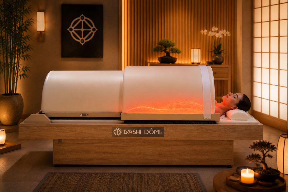 Pendant une séance de Iyashi Dôme® Illustration montrant une personne détendue dans le Iyashi Dôme® officiel, la tête à l'extérieur, pendant une séance utilisant les infrarouges longs favorisant une transpiration en profondeur et le bien-être.