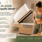 Illustration représentant une personne mesurant son tour de taille devant un véritable Iyashi Dôme® officiel, en lien avec un article expliquant le rôle du Iyashi Dôme® dans une démarche d'amincissement.
